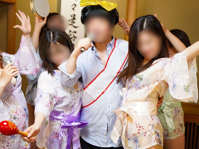 浴衣を着た女性たちがマラカスを使って男性を盛り上げる