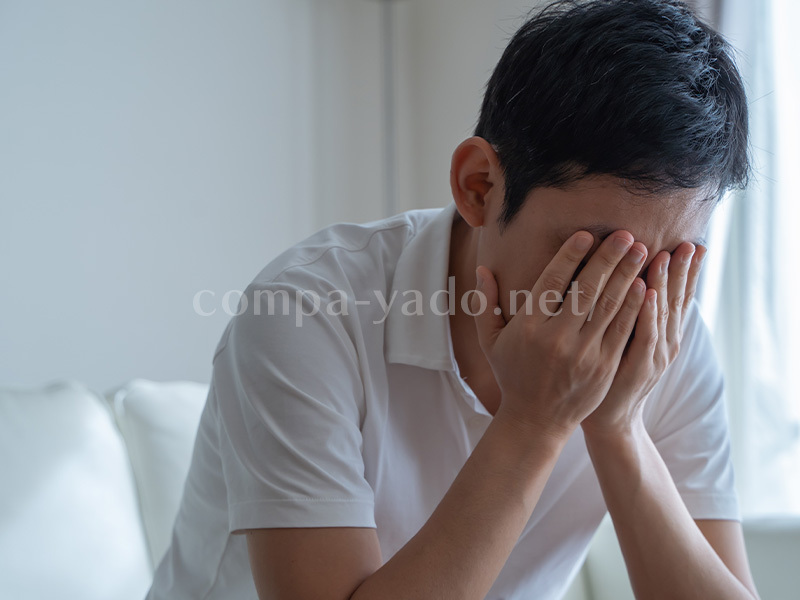 悲しむ男性