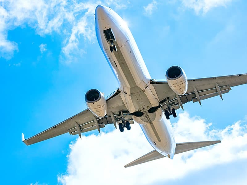 青空を飛ぶ飛行機