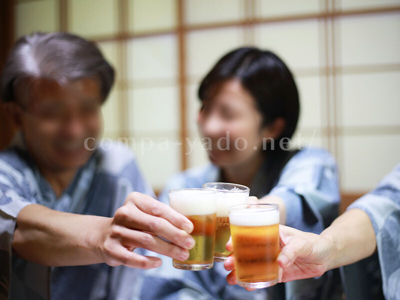 乾杯する男女