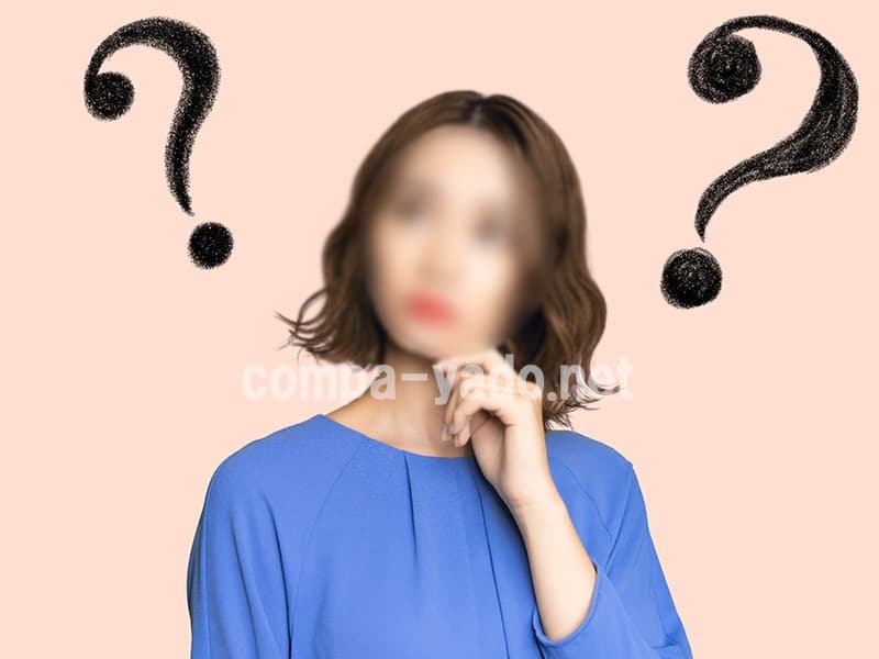 青い服を着たウェーブのかかった髪型の女性が疑問に感じる様子
