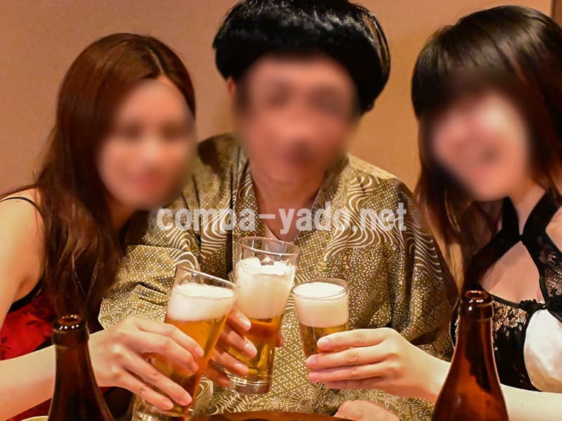 旅館の浴衣で乾杯をする男女たち
