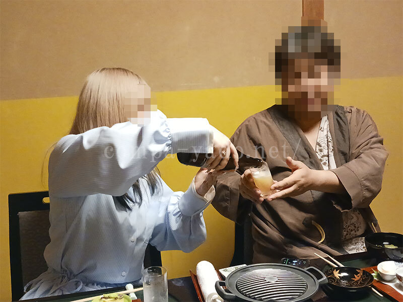 御酌する女性
