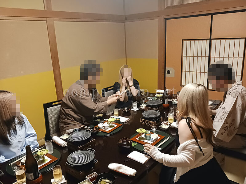 宴会料理を楽しむ男女