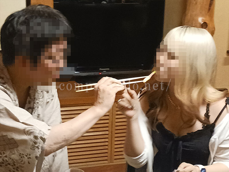あーんと食べさせ合う