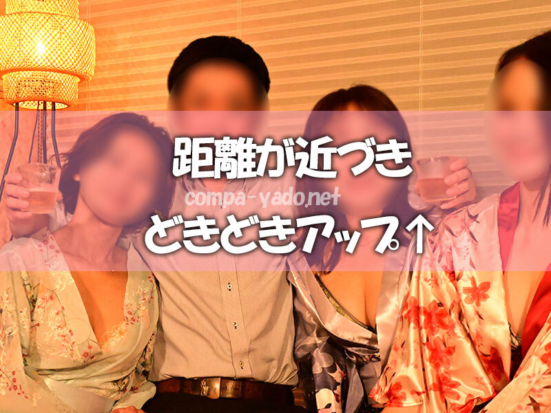 浴衣の女性たちに囲まれる男性