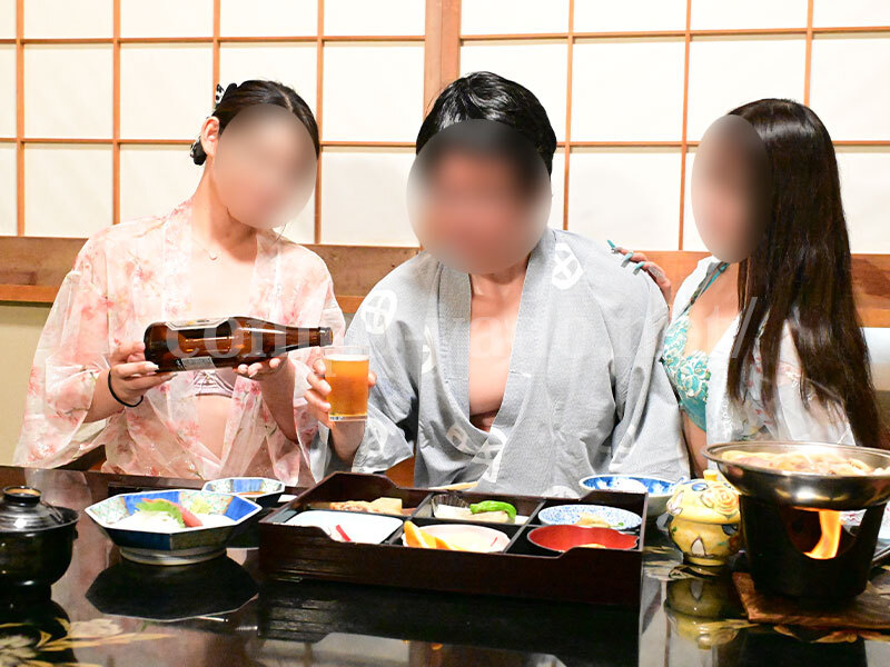お酌する女性と浴衣の男性