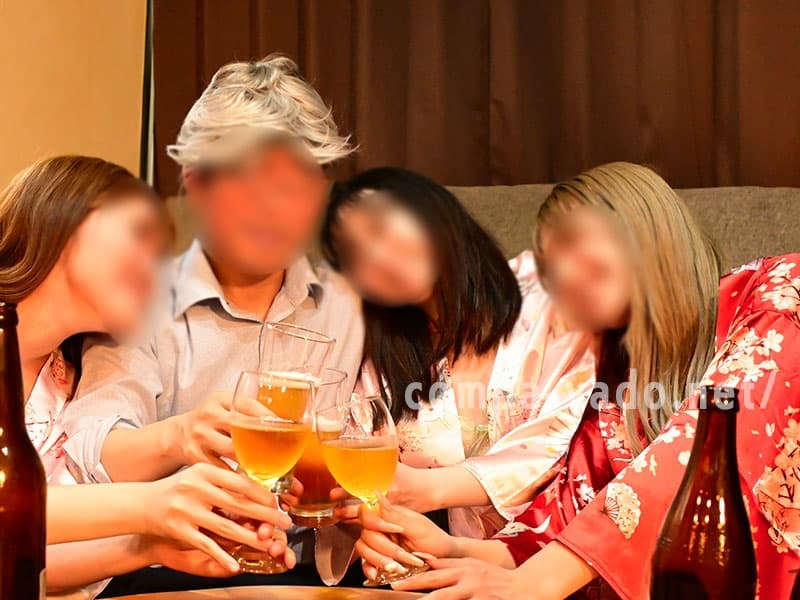 乾杯をする男女たち