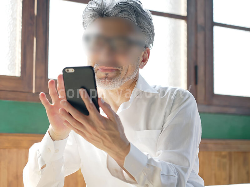 予約する男性