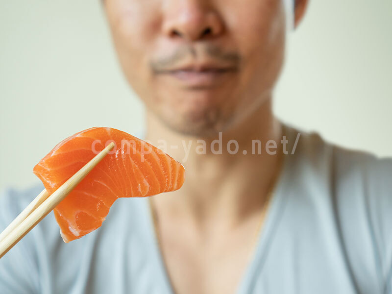 刺身を食べる男性