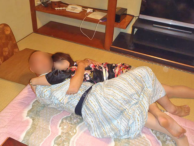 部屋でコンパニオンと二次会