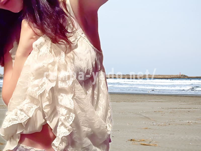 九十九里浜と白い服を着た美女