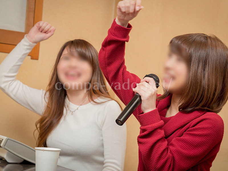 カラオケを楽しむ女性
