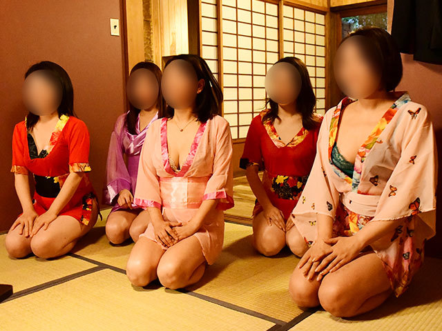 浴衣姿の美人コンパニオン