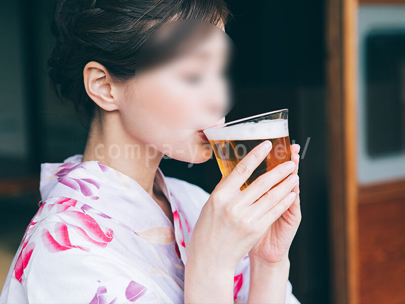 ビールを飲む浴衣の女性