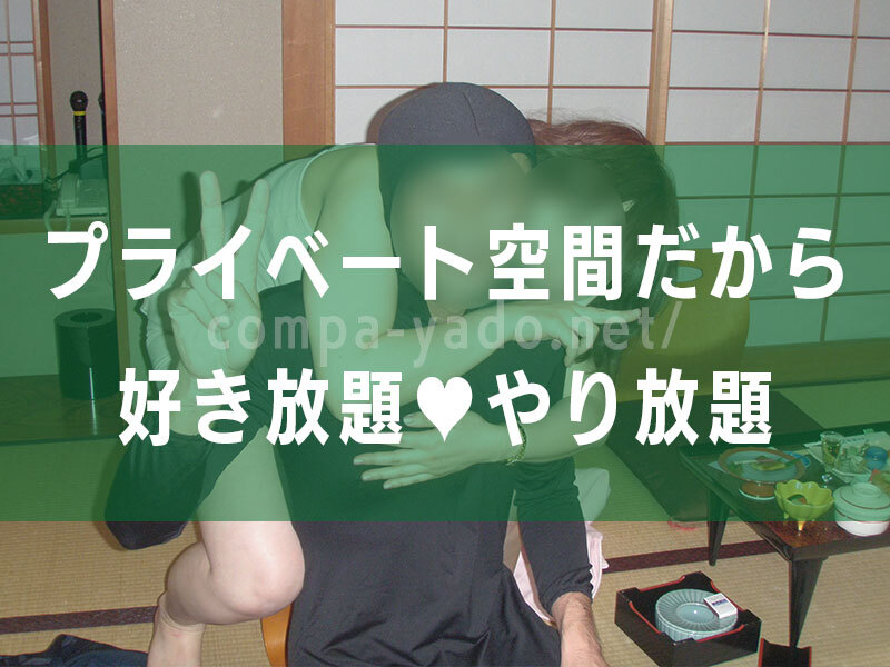 男性が女性をおんぶする