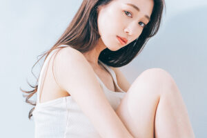 こちらを見つめる女性