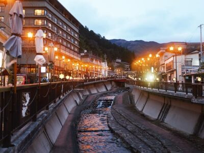 夕方の温泉街