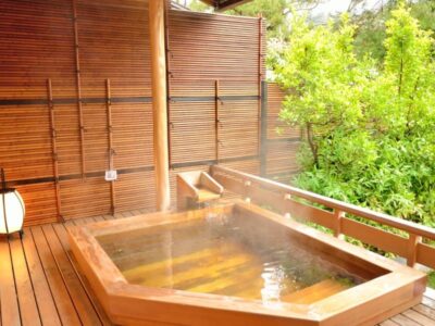 庭の見える贅沢な客室露天風呂