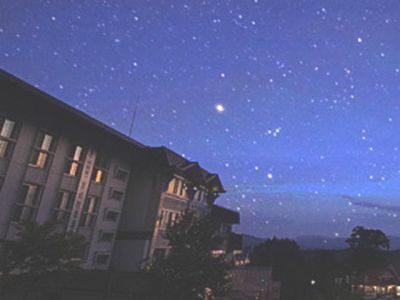 夜景とホテルの外観