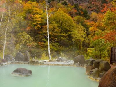 紅葉した木々に囲まれた露天風呂