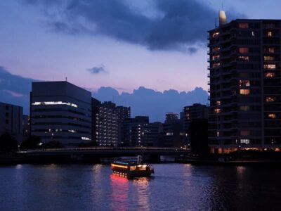 夜景と屋形船