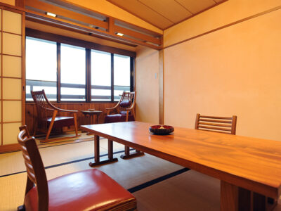 窓の大きい和室