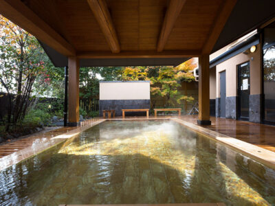 和モダンな作りの露天風呂