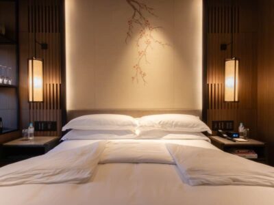 和モダン客室のベッド