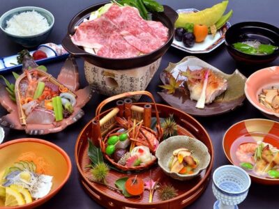 肉と海鮮の豪華な会席料理