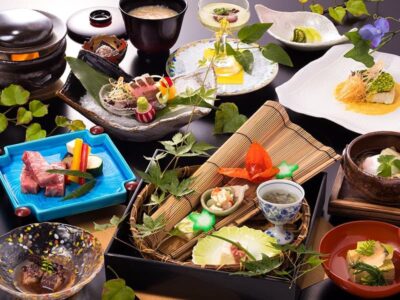 涼し気な盛り付けの会席料理