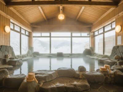 雪景色を望む絶景の岩風呂