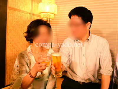 美人コンパニオンといい雰囲気で乾杯