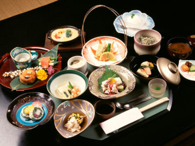 豪華な山菜の会席料理