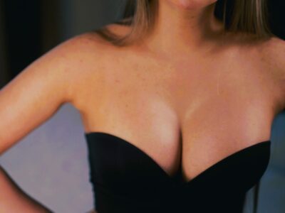 黒い下着姿のコンパニオン