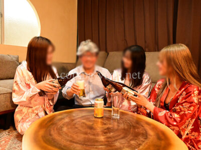 コンパニオンと飲む男性