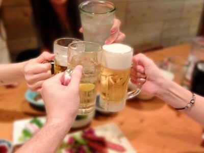 ビールで乾杯の様子
