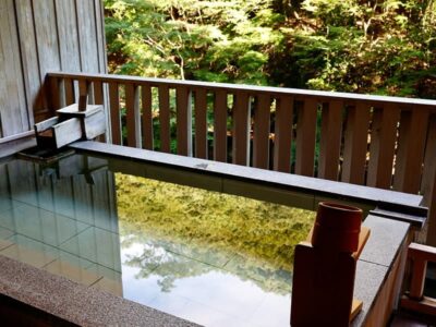 緑の見える客室の露天風呂