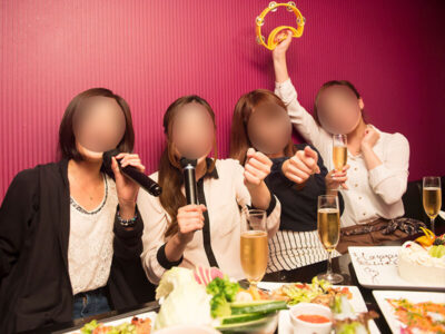 盛り上がる女性4名
