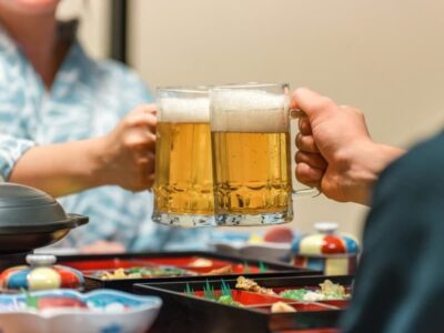 ビールで乾杯する