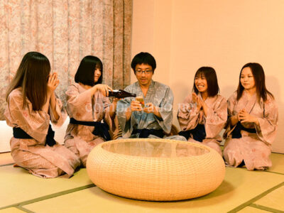 お酌してもらう男性