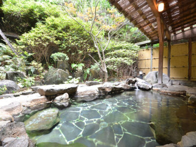落ち着く雰囲気の露天風呂