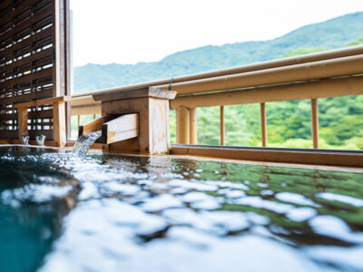 山中の景色がいい露天風呂