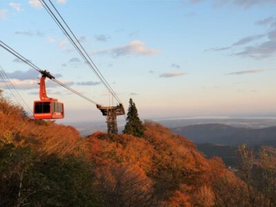 筑波山ロープウェー女体山駅より望む西日を受けるゴンドラの風景