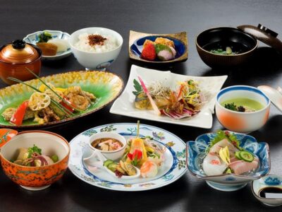 様々な料理の並ぶ会席料理