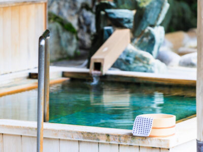 石と木の風情豊かな露天風呂