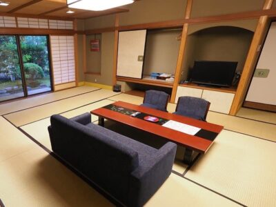 庭の見える豪華な和室